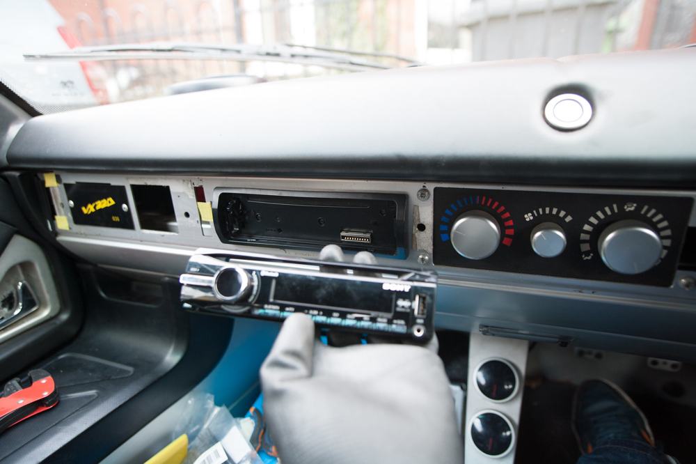 Removing the detachable face from the head unit