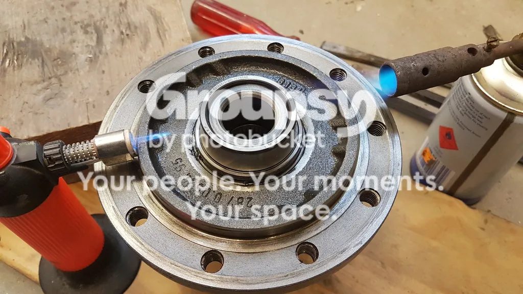 A blow torch heating the hub of the diff where the bearing race sits