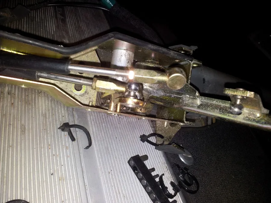 The cable rod ends on the ball joints of the gear lever assembly