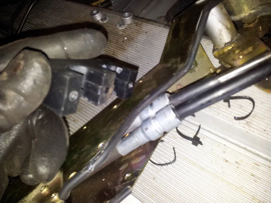 The cable end block and its screws