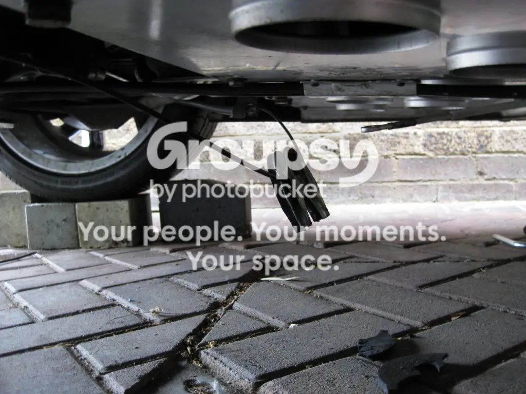 The underside of the car with the secondary cable hanging free of the crescent