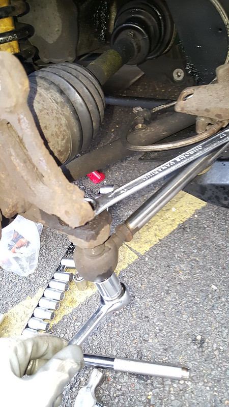 Undoing the toe link at the hub