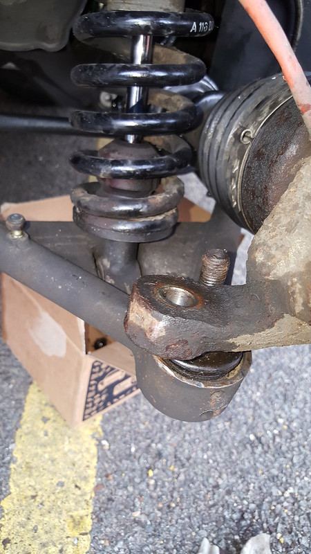 The hub lifted clear of the lower ball joint