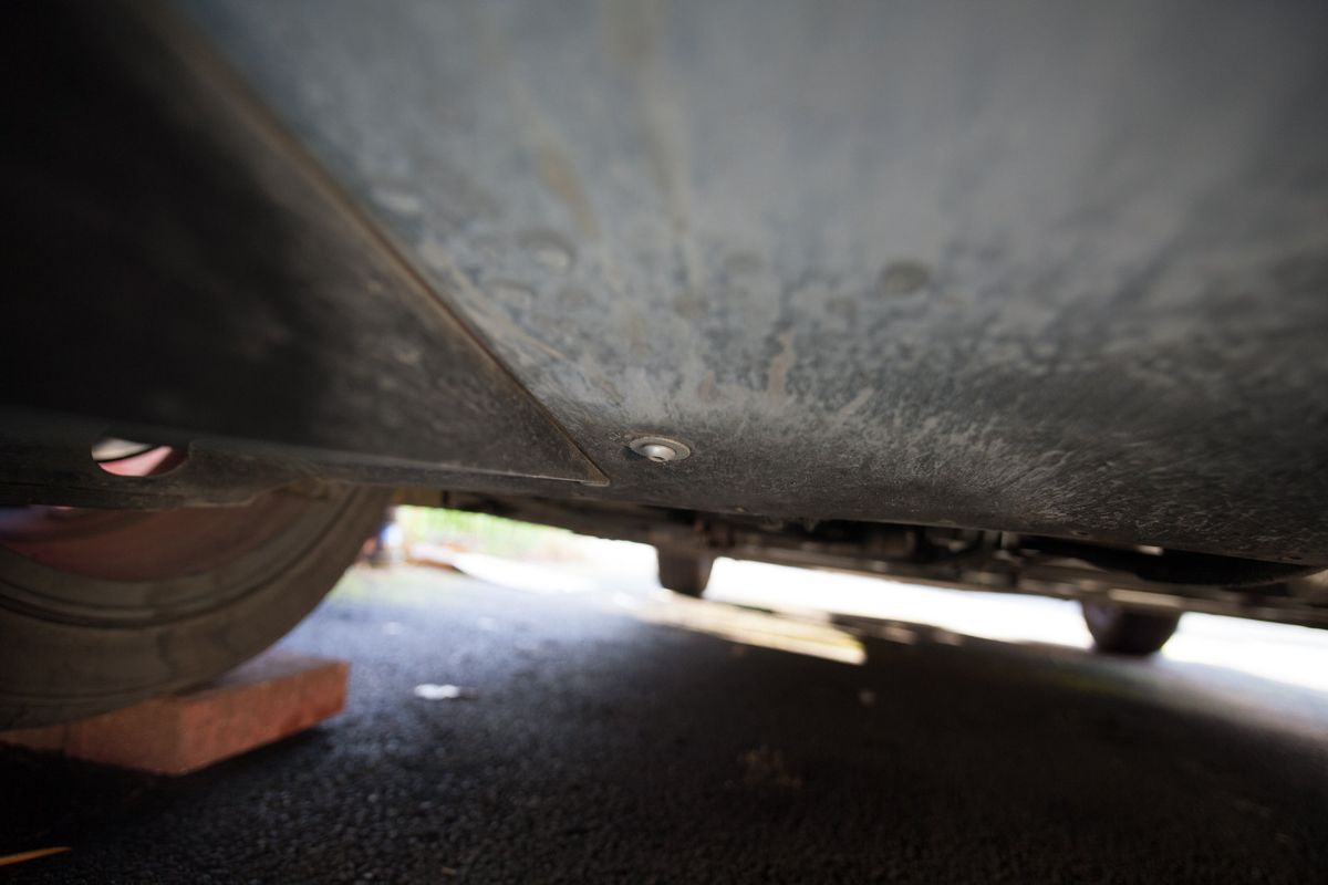 Close-up of a bolt in the side of the diffuser next to the tyre