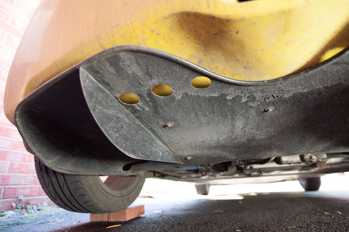 The underside of the rear diffuser with its fixing screws, seen from the side