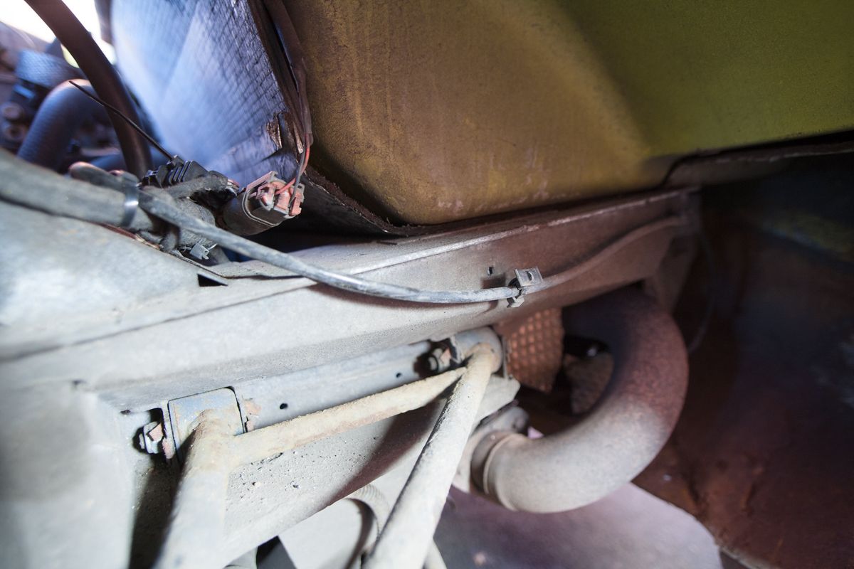Close-up of the wiring loom and its connector at the rear of the arch